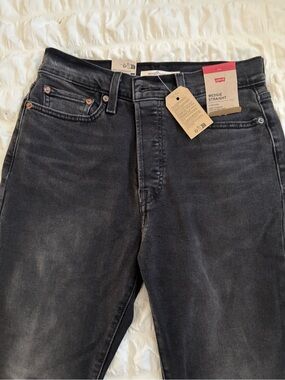 NWT Levi’s “Wedgie Straight Jeans”